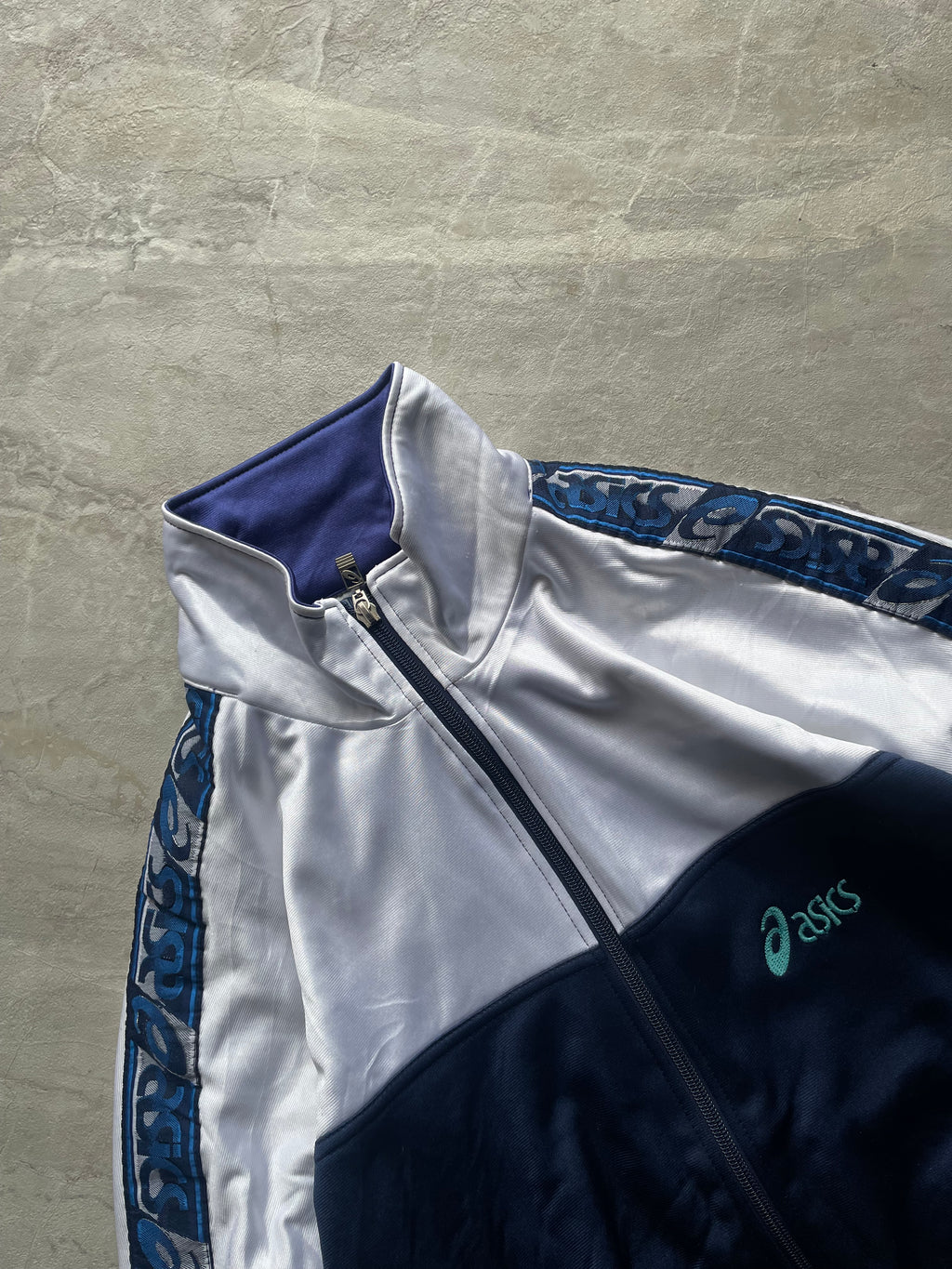 VINTAGE ASICS WHITE AND  BLUE TRACK  JACKET-L