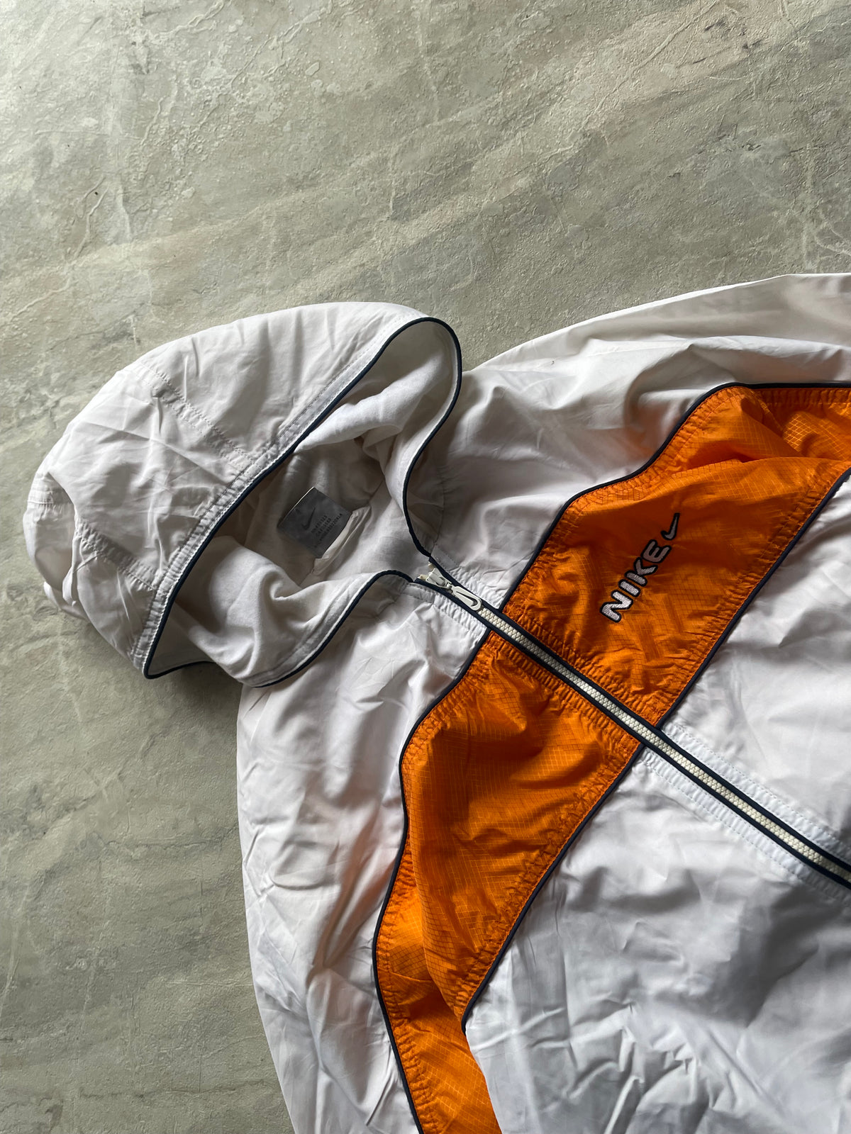 WHITE AND ORANGE NIKE AUTHENTIC WINDBREAKER-S-M
