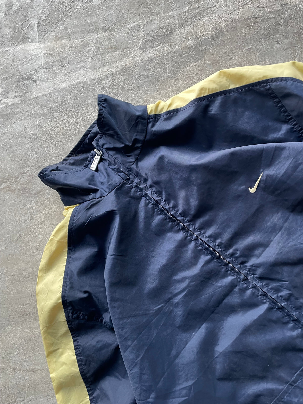 DARK BLUE AND LIGHT YELLOW NIKE WEIGHTLESS WINDBREAKER -L