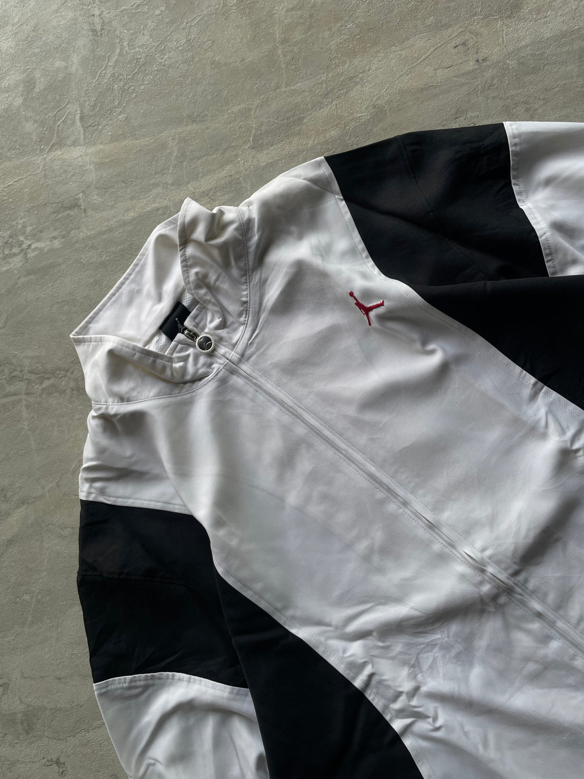 WHITE AND BLACK JORDAN WINDBREAKER -XL-2XL