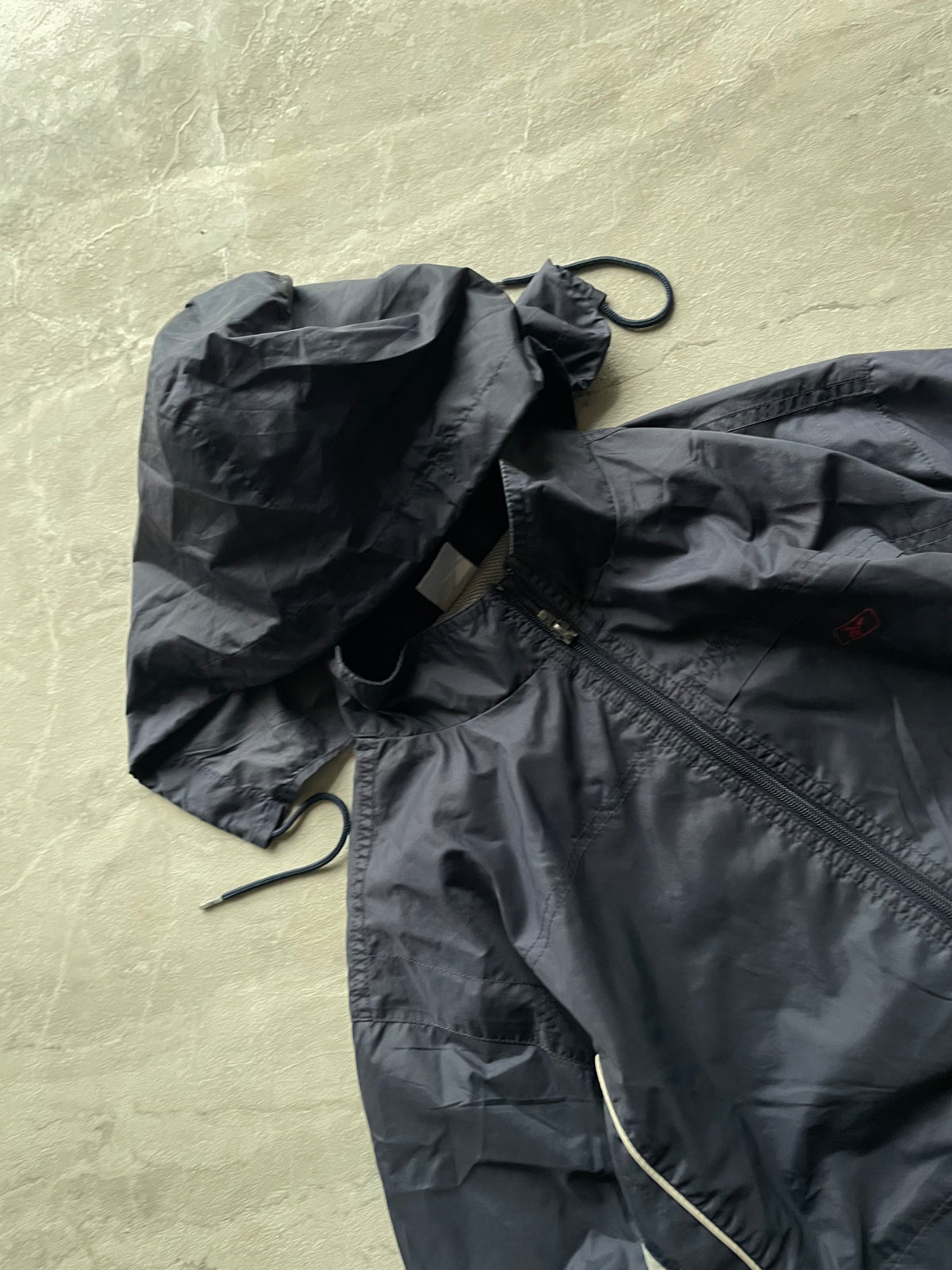 REEBOK BLACK AND WHITE HOODED WINDBREAKER -S