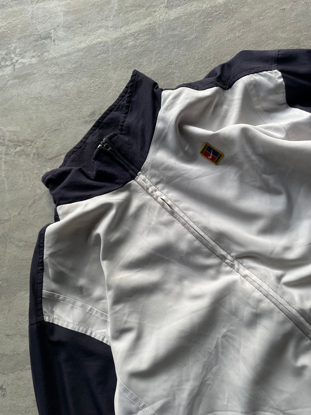 NIKE WHITE AND DARK GREY WINDBREAKER-XL