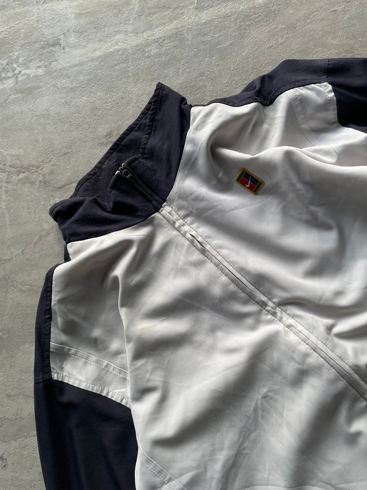 NIKE WHITE AND DARK GREY WINDBREAKER-XL