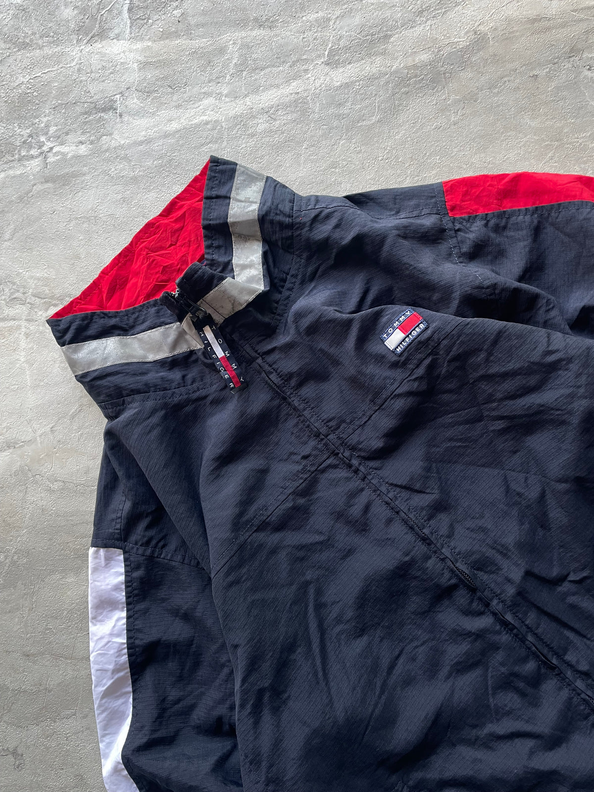 TOMMY HILGIFER HOODED NYLON WINDBREAKER JACKET-S-M