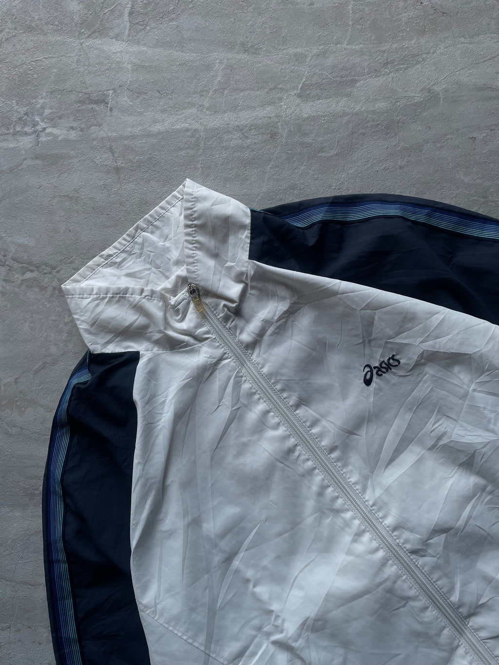 ASICS WHITE AND DARK NAVY COLORBLOCK TRACK JACKET-M