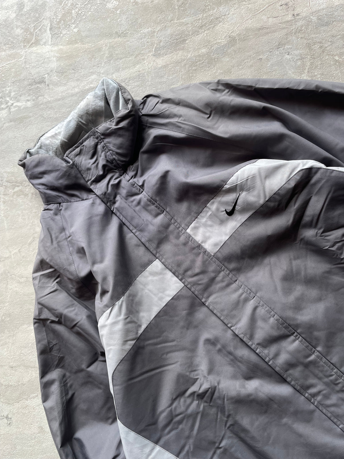 NIKE GREY AND SILVER -COLOR-BLOCKED PUFFER WINDBREAKER-L