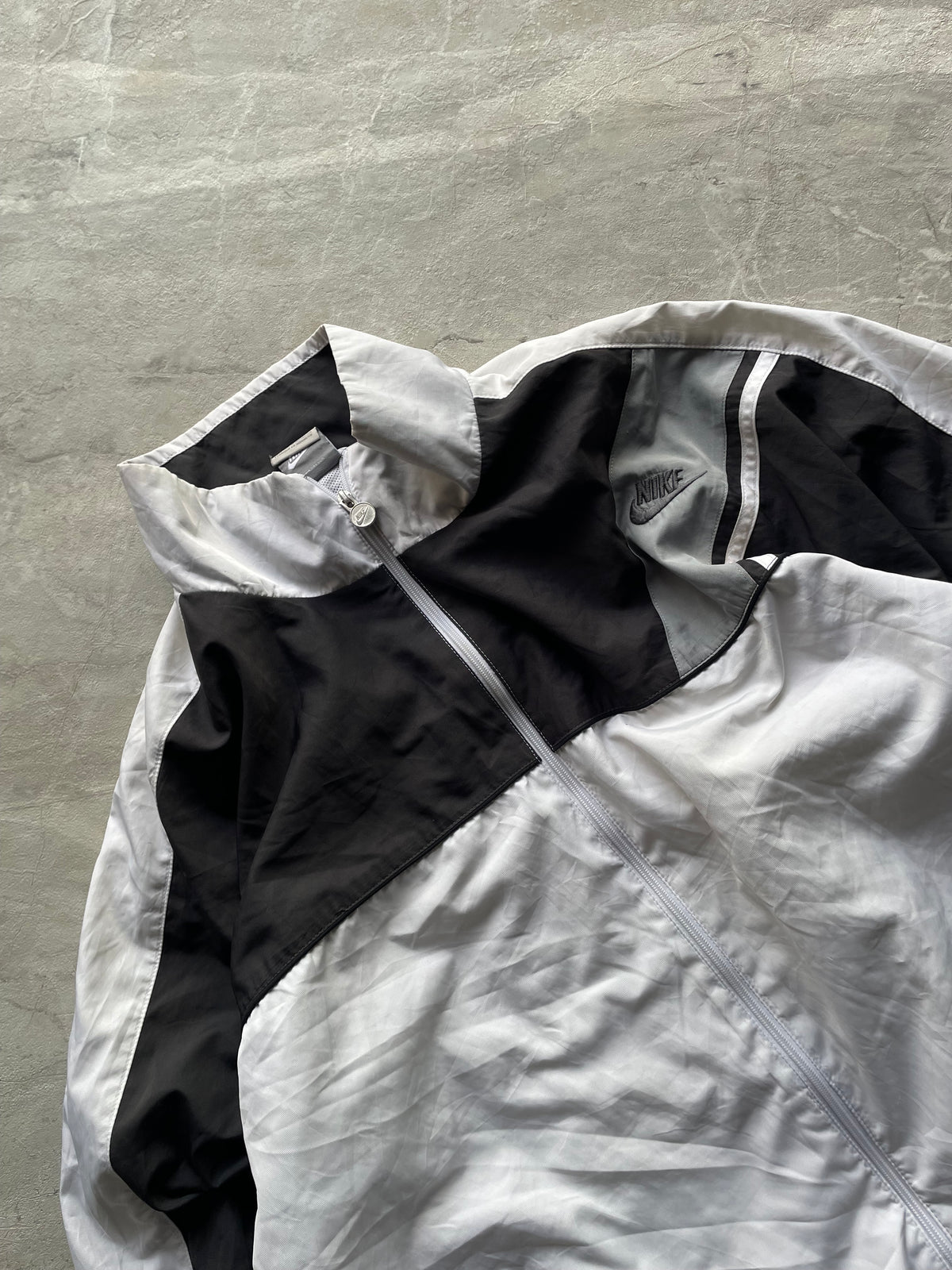 NIKE WHITE AND BLACK JACKET-XL