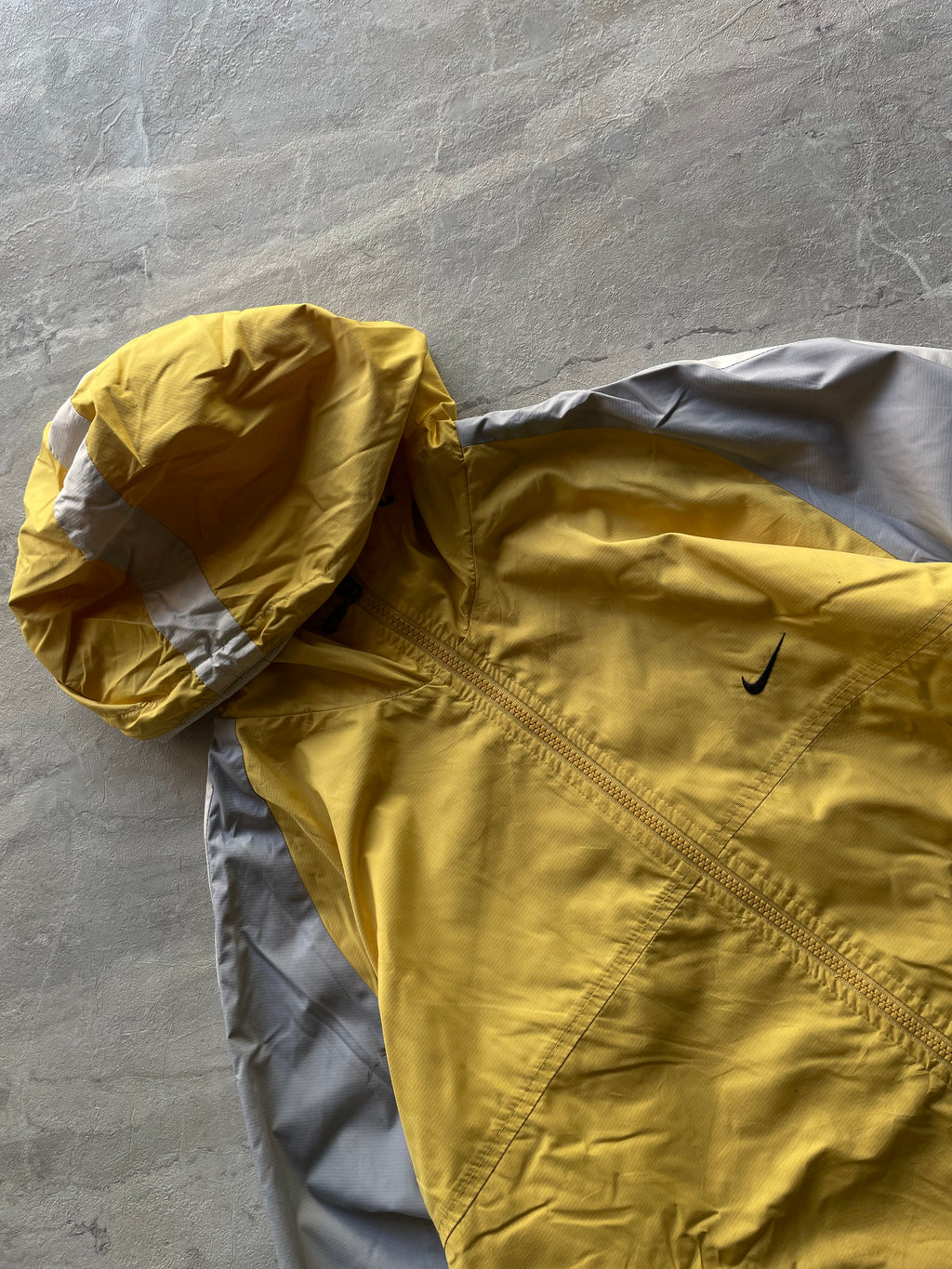 YELLOW AND GREY NIKE HOODED WINDBREAKER JACKET-L
