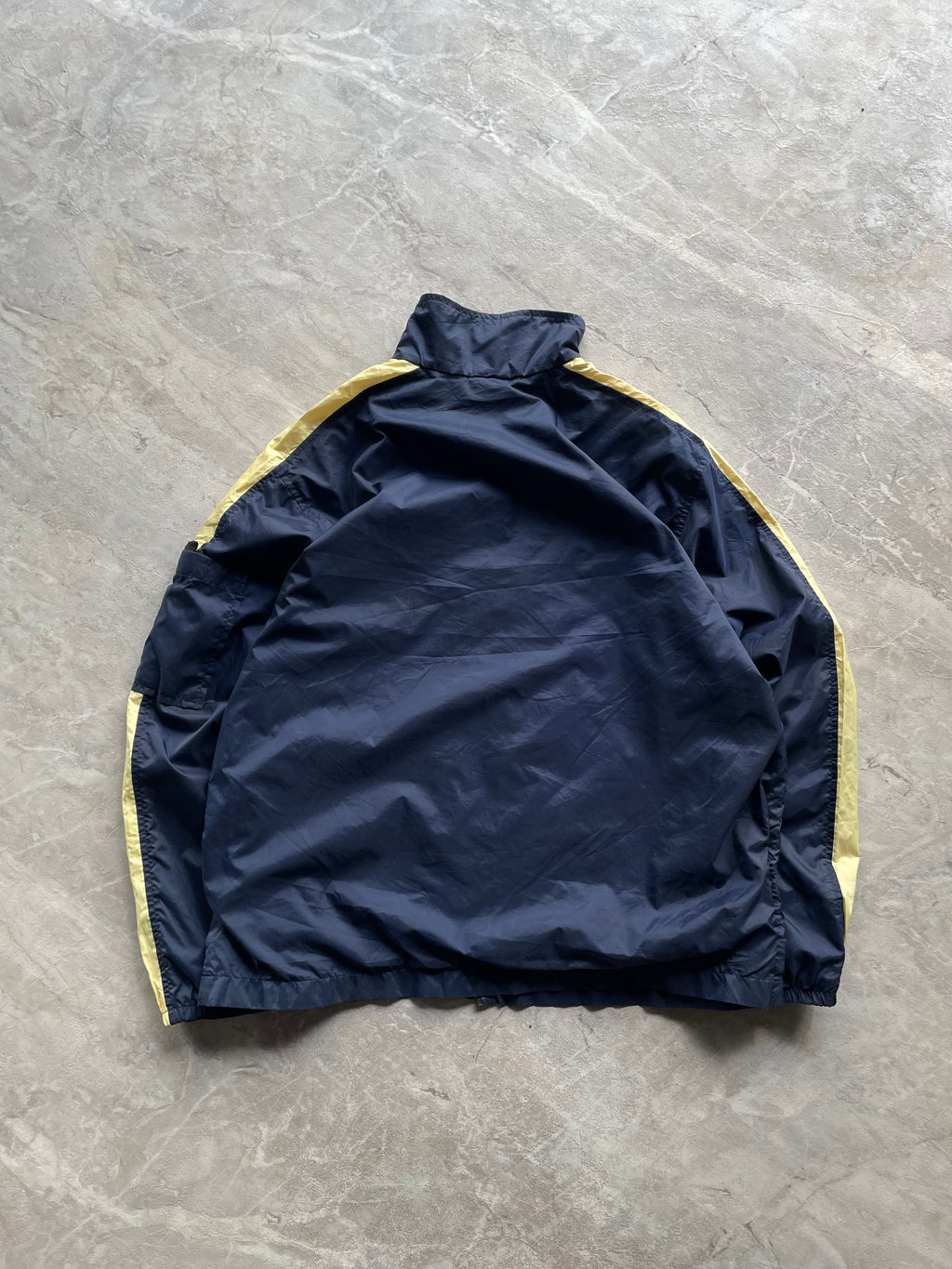 DARK BLUE AND LIGHT YELLOW NIKE WEIGHTLESS WINDBREAKER -L