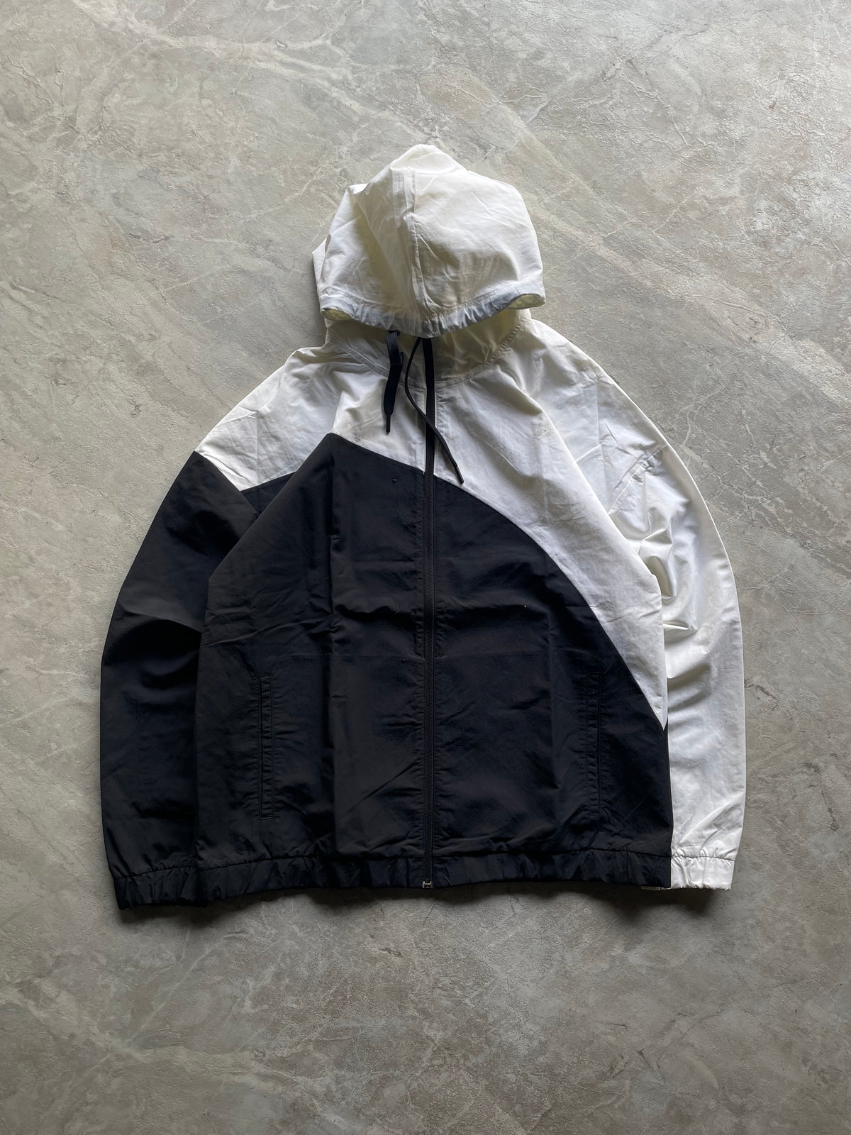 WHITE AND BLACK HOODED REEBOK JACKET-L