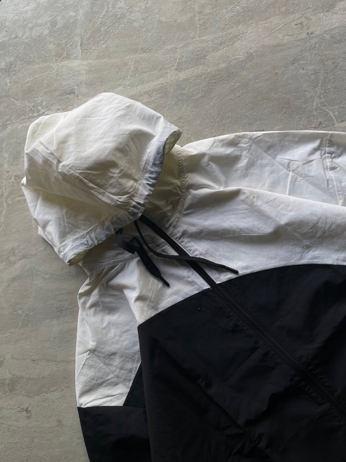 WHITE AND BLACK HOODED REEBOK JACKET-L